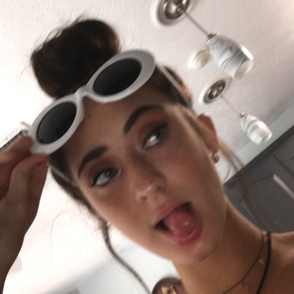 Meet your Posher, Sierra - Picture 3 of 5